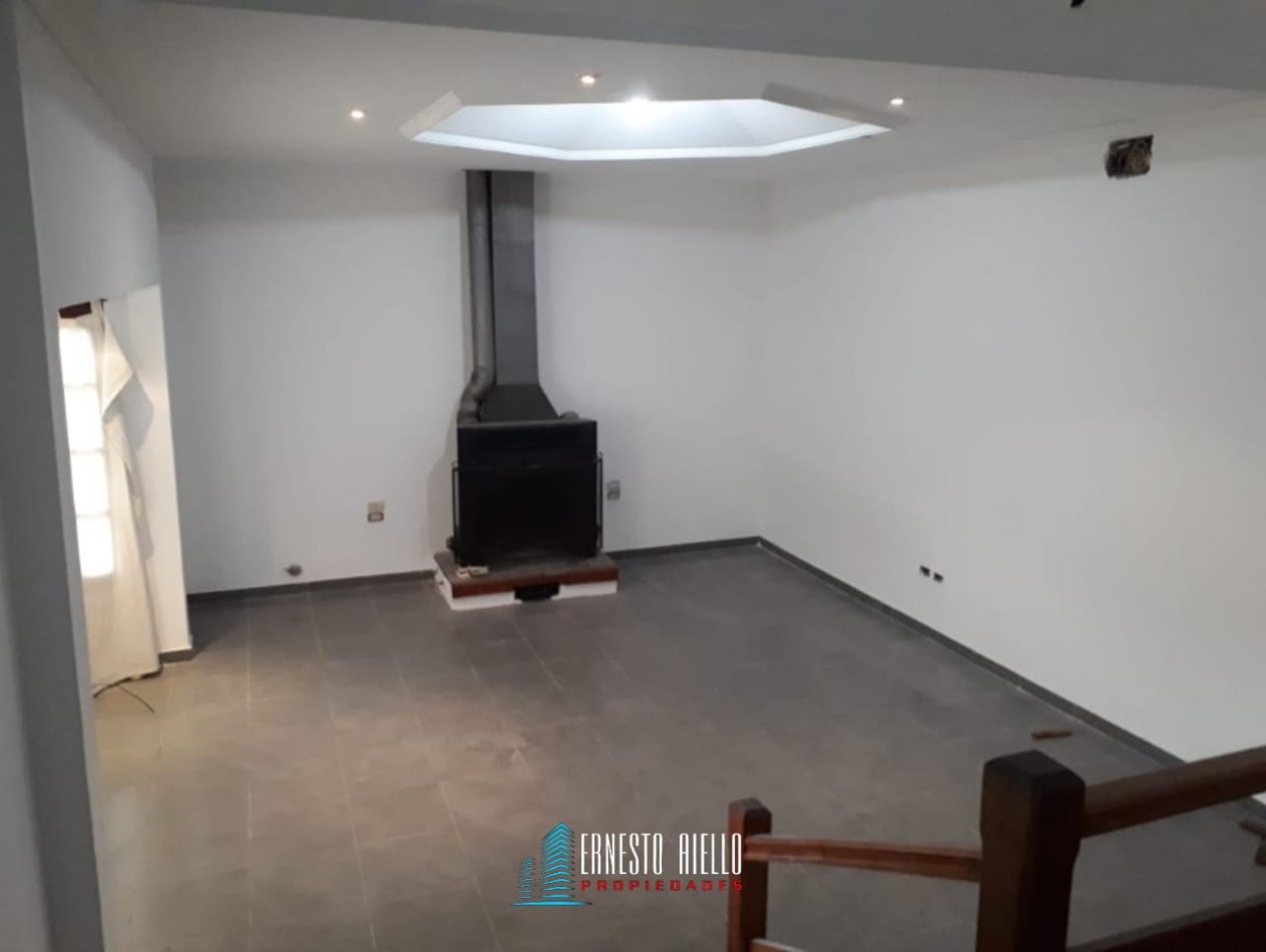 VENTA CASA DE TRES AMBIENTES MAS ESTUDIO CON POTENCIAL REAL DE HACER MAS DORMITORIOS, COCHERA PARA VARIOS VEHICULOS. EZPELETA OESTE.