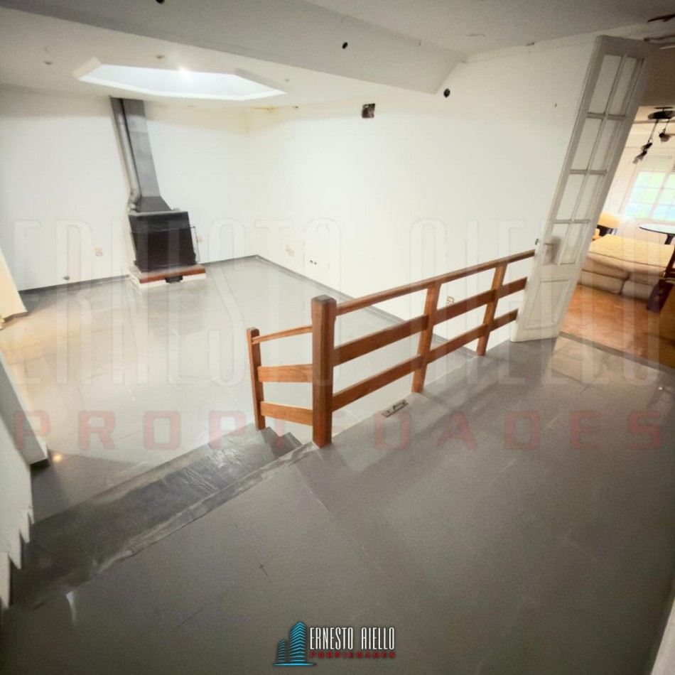VENTA CASA DE TRES AMBIENTES MAS ESTUDIO CON POTENCIAL REAL DE HACER MAS DORMITORIOS, COCHERA PARA VARIOS VEHICULOS. EZPELETA OESTE.
