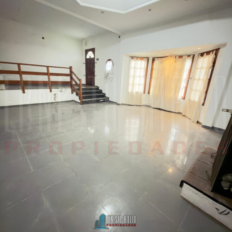 VENTA CASA DE TRES AMBIENTES MAS ESTUDIO CON POTENCIAL REAL DE HACER MAS DORMITORIOS, COCHERA PARA VARIOS VEHICULOS. EZPELETA OESTE.