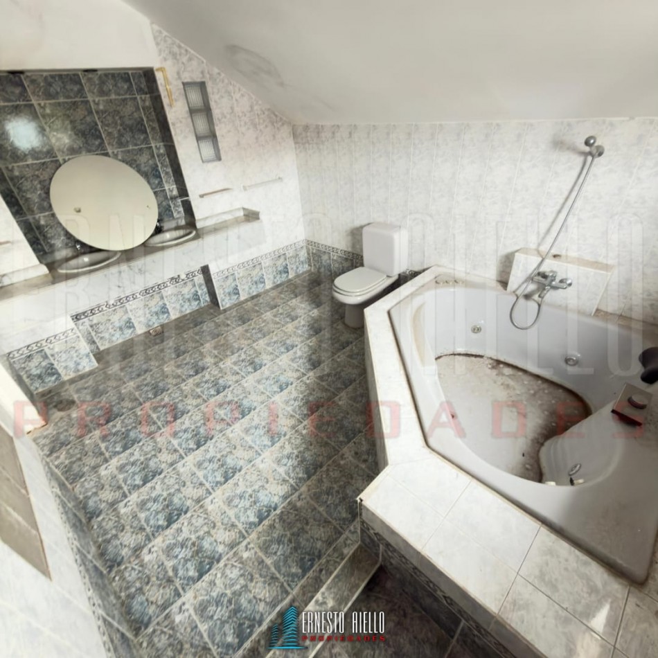 VENTA CASA DE TRES AMBIENTES MAS ESTUDIO CON POTENCIAL REAL DE HACER MAS DORMITORIOS, COCHERA PARA VARIOS VEHICULOS. EZPELETA OESTE.