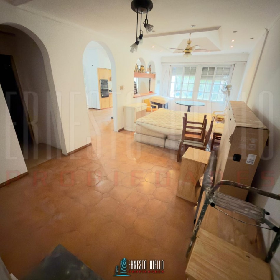 VENTA CASA DE TRES AMBIENTES MAS ESTUDIO CON POTENCIAL REAL DE HACER MAS DORMITORIOS, COCHERA PARA VARIOS VEHICULOS. EZPELETA OESTE.