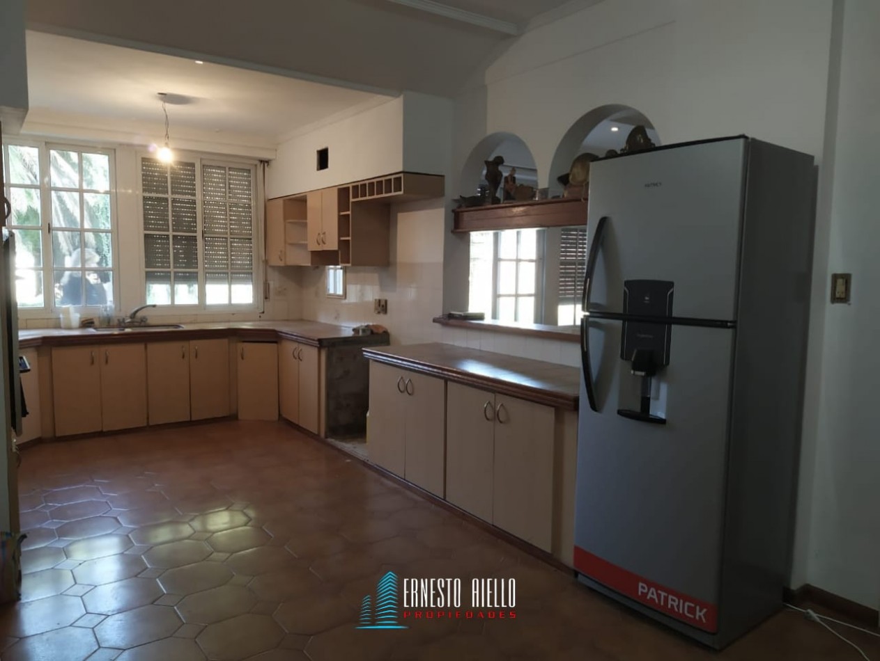 VENTA CASA DE TRES AMBIENTES MAS ESTUDIO CON POTENCIAL REAL DE HACER MAS DORMITORIOS, COCHERA PARA VARIOS VEHICULOS. EZPELETA OESTE.