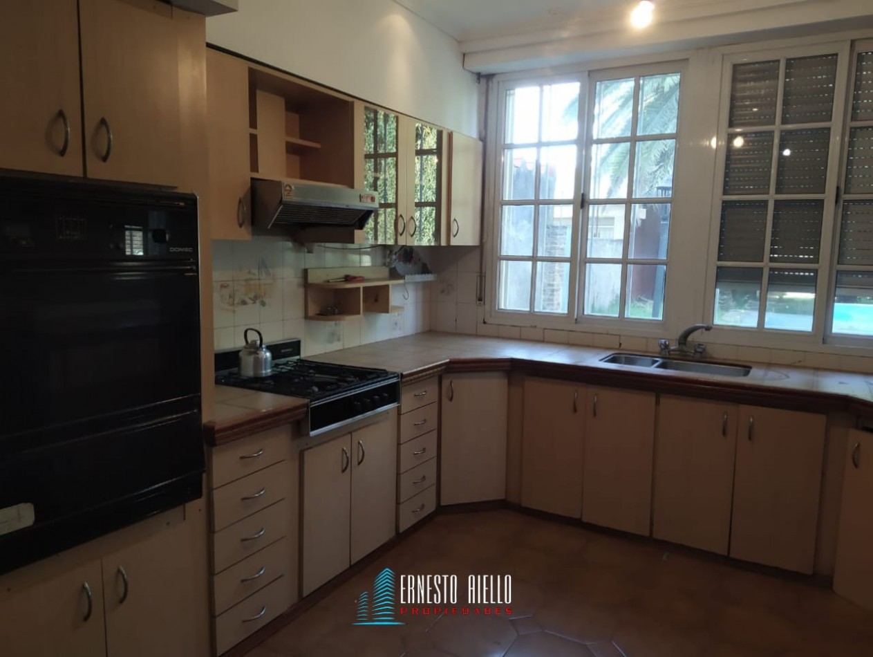 VENTA CASA DE TRES AMBIENTES MAS ESTUDIO CON POTENCIAL REAL DE HACER MAS DORMITORIOS, COCHERA PARA VARIOS VEHICULOS. EZPELETA OESTE.