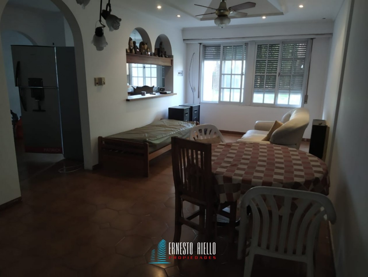 VENTA CASA DE TRES AMBIENTES MAS ESTUDIO CON POTENCIAL REAL DE HACER MAS DORMITORIOS, COCHERA PARA VARIOS VEHICULOS. EZPELETA OESTE.