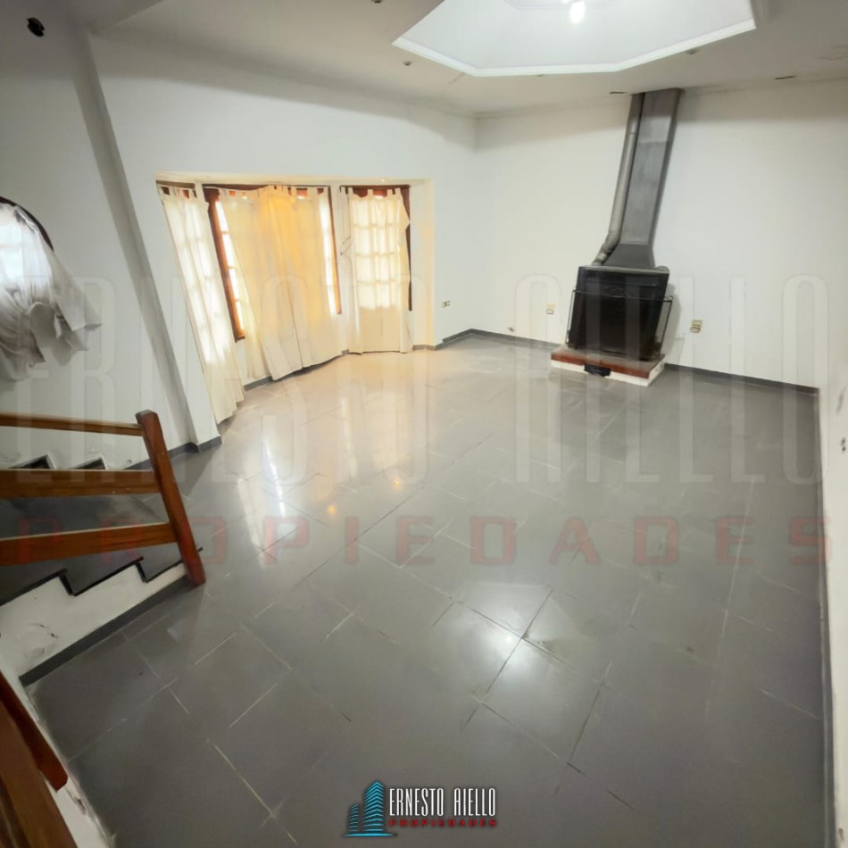 VENTA CASA DE TRES AMBIENTES MAS ESTUDIO CON POTENCIAL REAL DE HACER MAS DORMITORIOS, COCHERA PARA VARIOS VEHICULOS. EZPELETA OESTE.