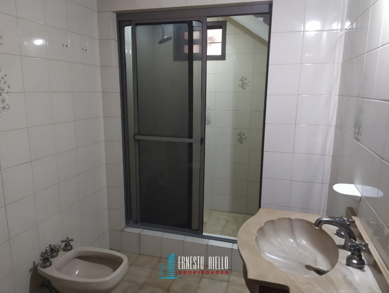 VENTA CASA DE TRES AMBIENTES MAS ESTUDIO CON POTENCIAL REAL DE HACER MAS DORMITORIOS, COCHERA PARA VARIOS VEHICULOS. EZPELETA OESTE.