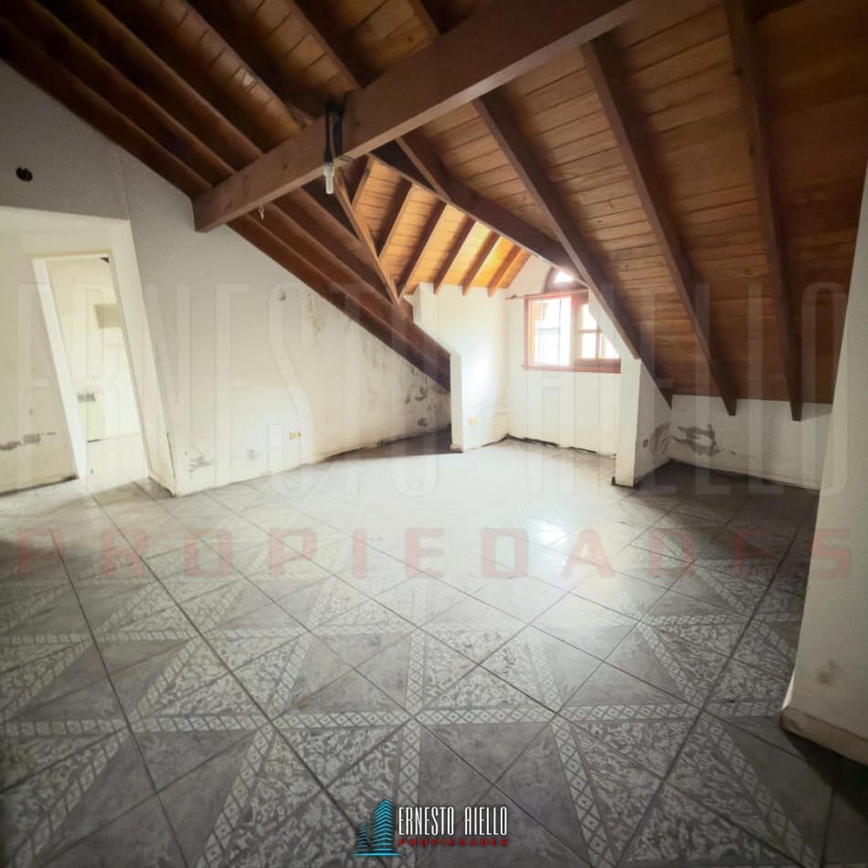 VENTA CASA DE TRES AMBIENTES MAS ESTUDIO CON POTENCIAL REAL DE HACER MAS DORMITORIOS, COCHERA PARA VARIOS VEHICULOS. EZPELETA OESTE.