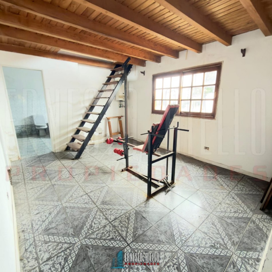 VENTA CASA DE TRES AMBIENTES MAS ESTUDIO CON POTENCIAL REAL DE HACER MAS DORMITORIOS, COCHERA PARA VARIOS VEHICULOS. EZPELETA OESTE.