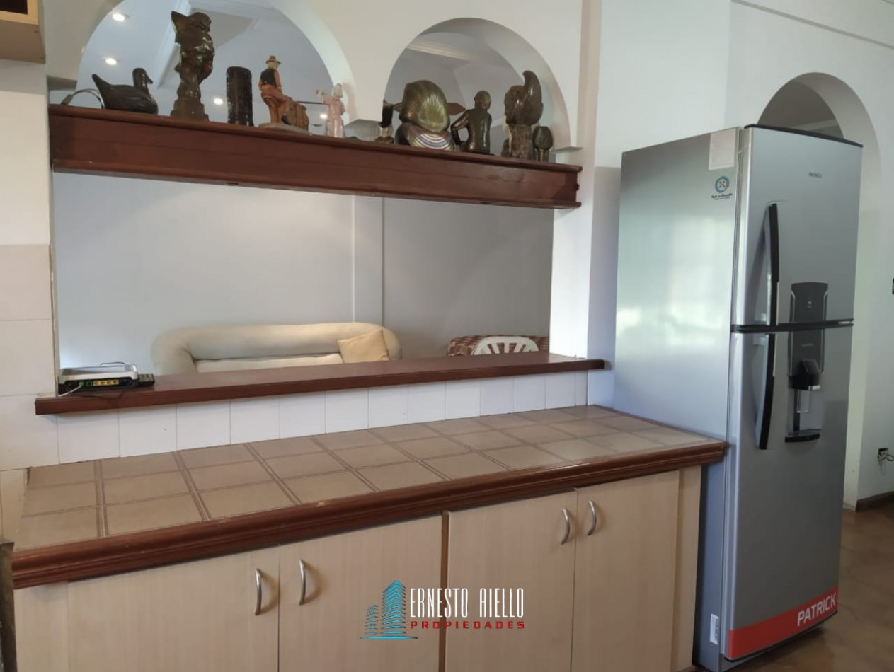 VENTA CASA DE TRES AMBIENTES MAS ESTUDIO CON POTENCIAL REAL DE HACER MAS DORMITORIOS, COCHERA PARA VARIOS VEHICULOS. EZPELETA OESTE.