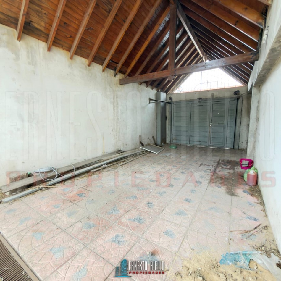 VENTA CASA DE TRES AMBIENTES MAS ESTUDIO CON POTENCIAL REAL DE HACER MAS DORMITORIOS, COCHERA PARA VARIOS VEHICULOS. EZPELETA OESTE.
