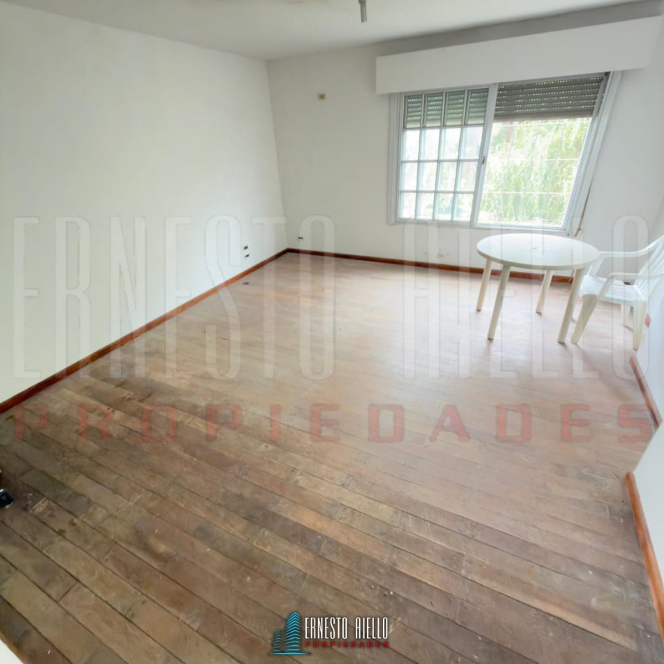 VENTA CASA DE TRES AMBIENTES MAS ESTUDIO CON POTENCIAL REAL DE HACER MAS DORMITORIOS, COCHERA PARA VARIOS VEHICULOS. EZPELETA OESTE.