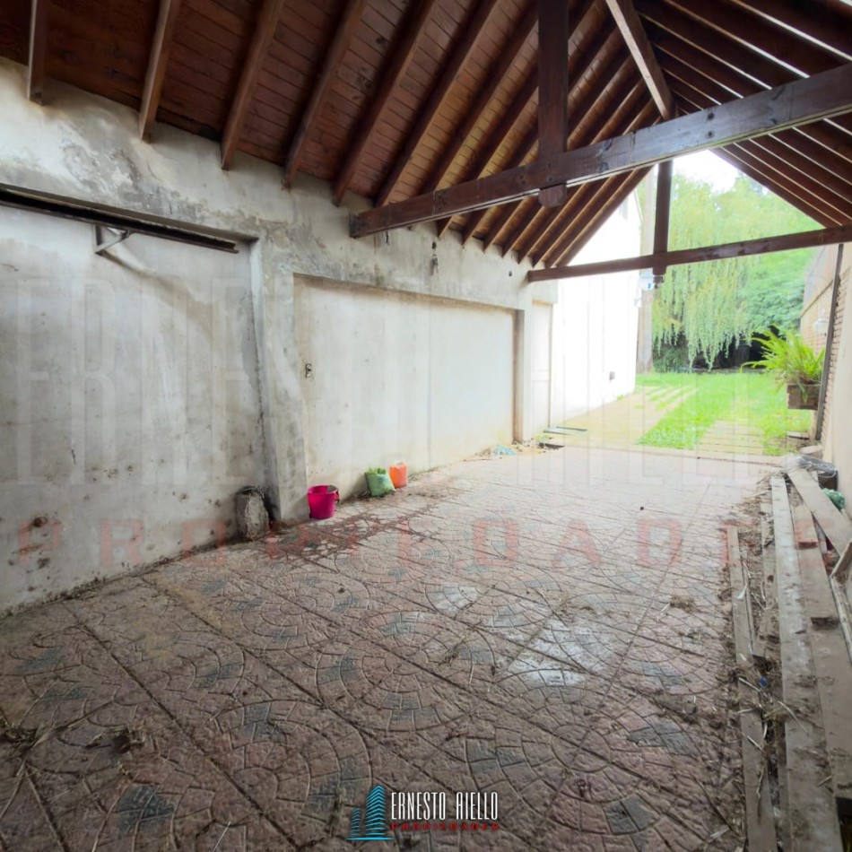 VENTA CASA DE TRES AMBIENTES MAS ESTUDIO CON POTENCIAL REAL DE HACER MAS DORMITORIOS, COCHERA PARA VARIOS VEHICULOS. EZPELETA OESTE.