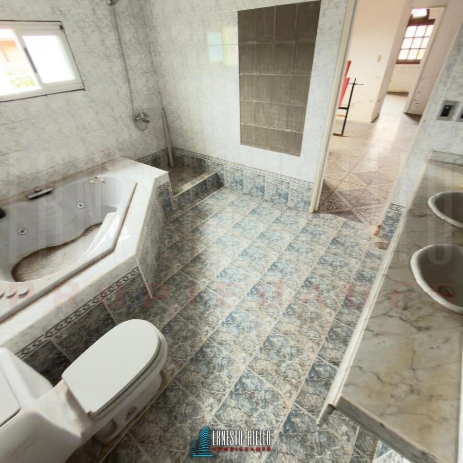 VENTA CASA DE TRES AMBIENTES MAS ESTUDIO CON POTENCIAL REAL DE HACER MAS DORMITORIOS, COCHERA PARA VARIOS VEHICULOS. EZPELETA OESTE.