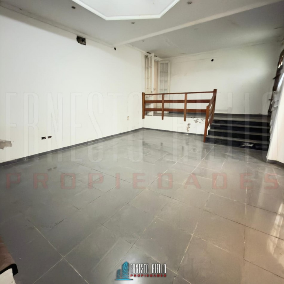 VENTA CASA DE TRES AMBIENTES MAS ESTUDIO CON POTENCIAL REAL DE HACER MAS DORMITORIOS, COCHERA PARA VARIOS VEHICULOS. EZPELETA OESTE.