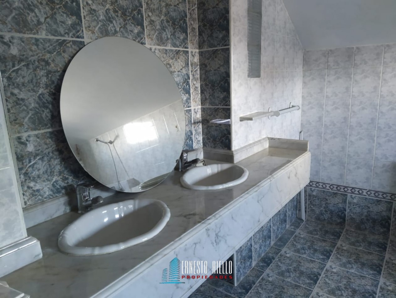 VENTA CASA DE TRES AMBIENTES MAS ESTUDIO CON POTENCIAL REAL DE HACER MAS DORMITORIOS, COCHERA PARA VARIOS VEHICULOS. EZPELETA OESTE.