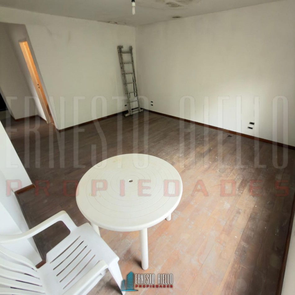 VENTA CASA DE TRES AMBIENTES MAS ESTUDIO CON POTENCIAL REAL DE HACER MAS DORMITORIOS, COCHERA PARA VARIOS VEHICULOS. EZPELETA OESTE.