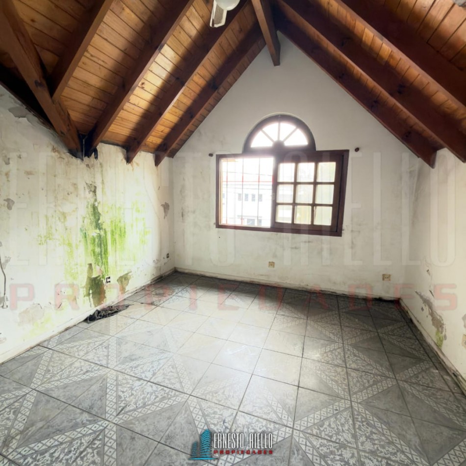 VENTA CASA DE TRES AMBIENTES MAS ESTUDIO CON POTENCIAL REAL DE HACER MAS DORMITORIOS, COCHERA PARA VARIOS VEHICULOS. EZPELETA OESTE.