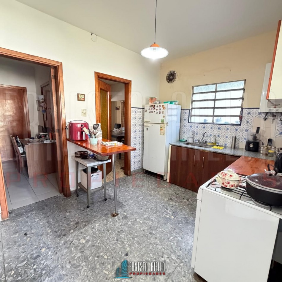 VENTA DE CASA SOBRE LOTE DE 225 M², 3 AMBIENTES. MATHEU ENTRE MORENO Y SAN MARTIN, QUILMES CENTRO.