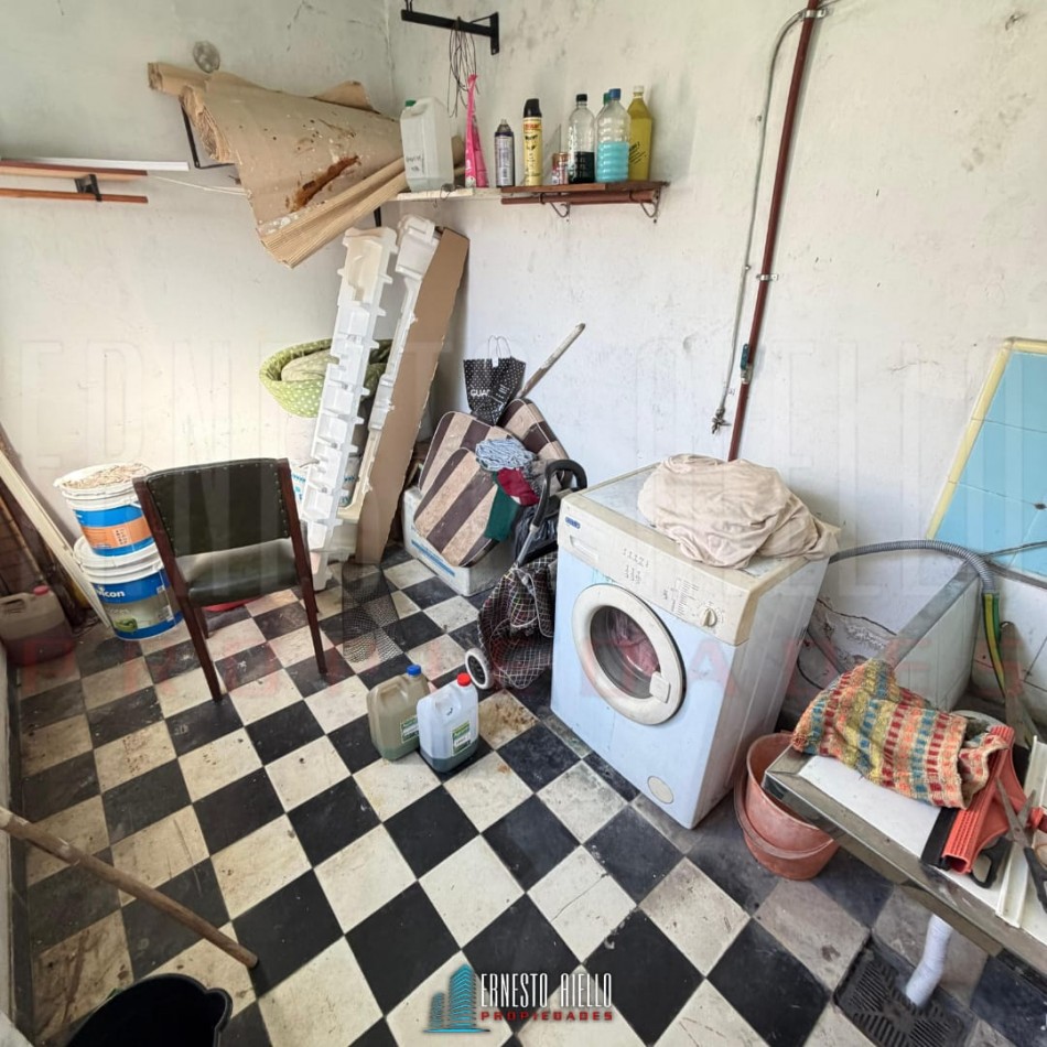 VENTA DE CASA SOBRE LOTE DE 225 M², 3 AMBIENTES. MATHEU ENTRE MORENO Y SAN MARTIN, QUILMES CENTRO.