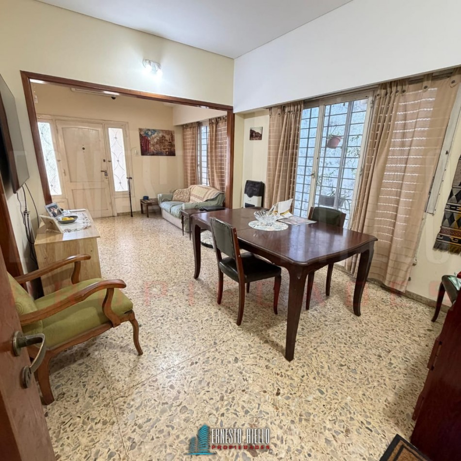 VENTA DE CASA SOBRE LOTE DE 225 M², 3 AMBIENTES. MATHEU ENTRE MORENO Y SAN MARTIN, QUILMES CENTRO.