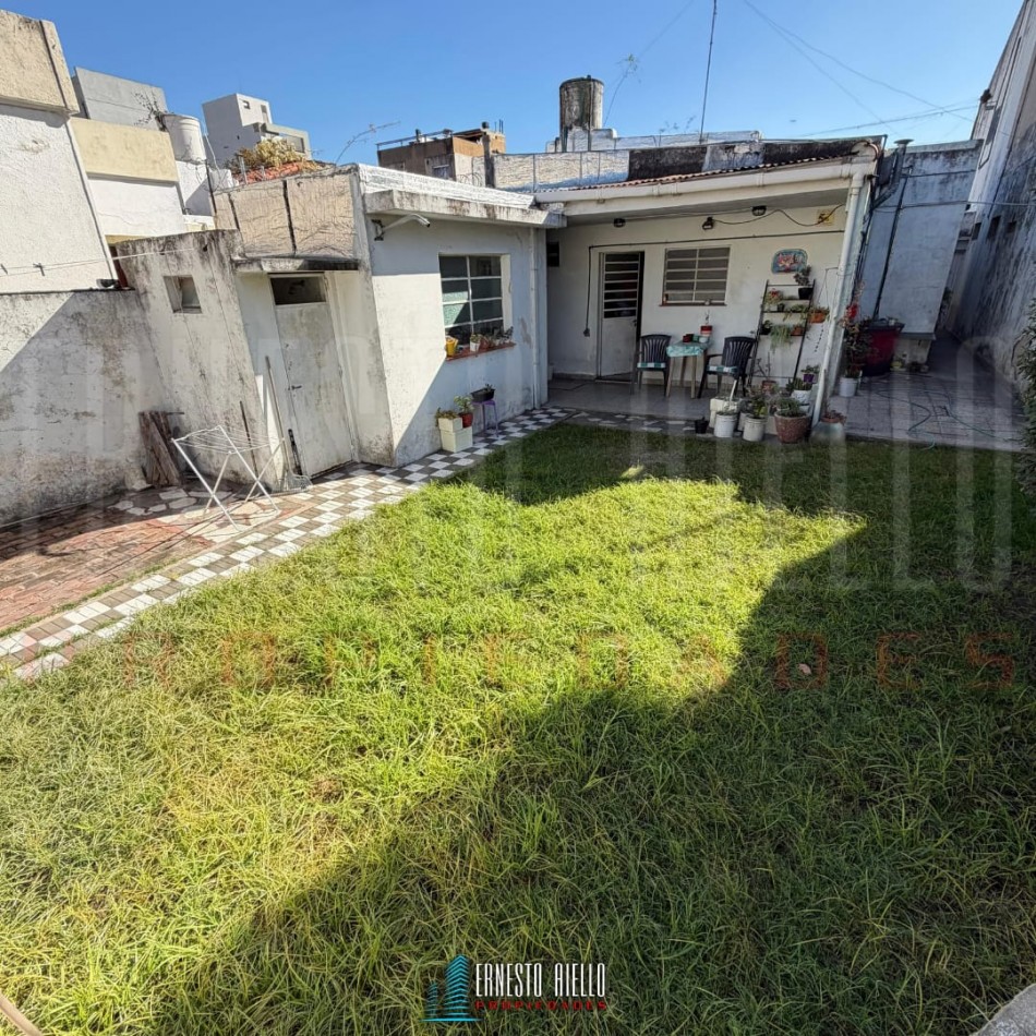 VENTA DE CASA SOBRE LOTE DE 225 M², 3 AMBIENTES. MATHEU ENTRE MORENO Y SAN MARTIN, QUILMES CENTRO.