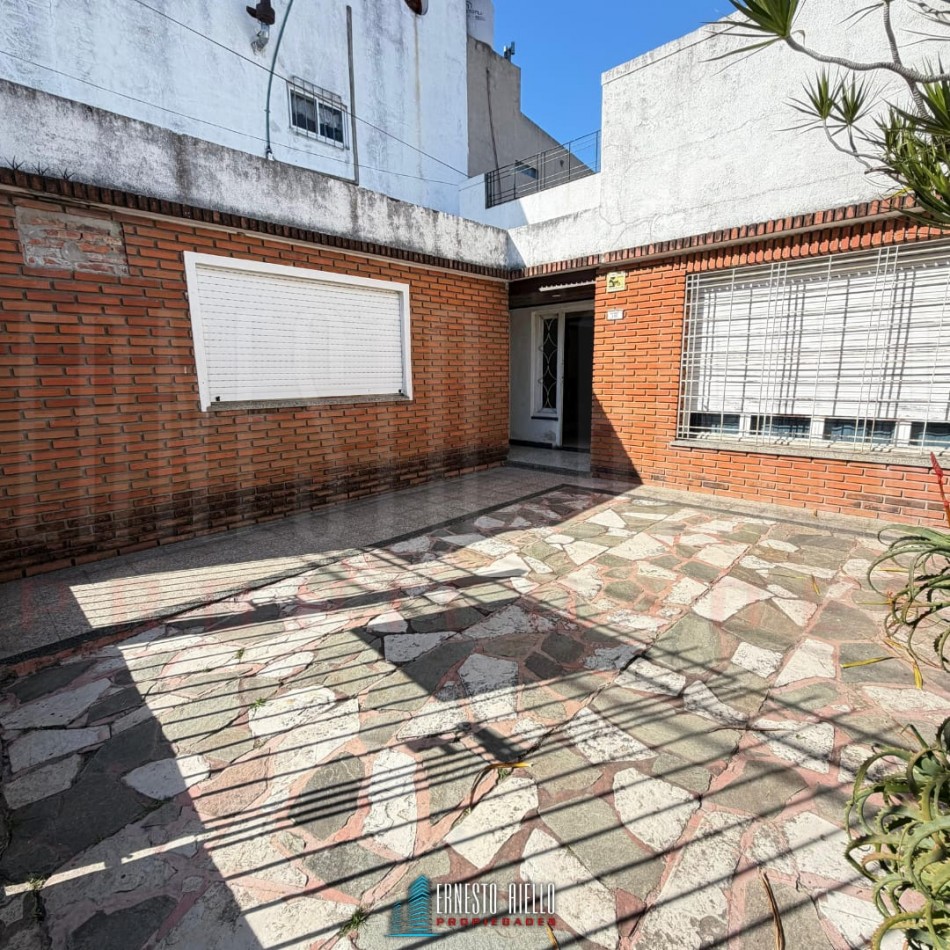 VENTA DE CASA SOBRE LOTE DE 225 M², 3 AMBIENTES. MATHEU ENTRE MORENO Y SAN MARTIN, QUILMES CENTRO.