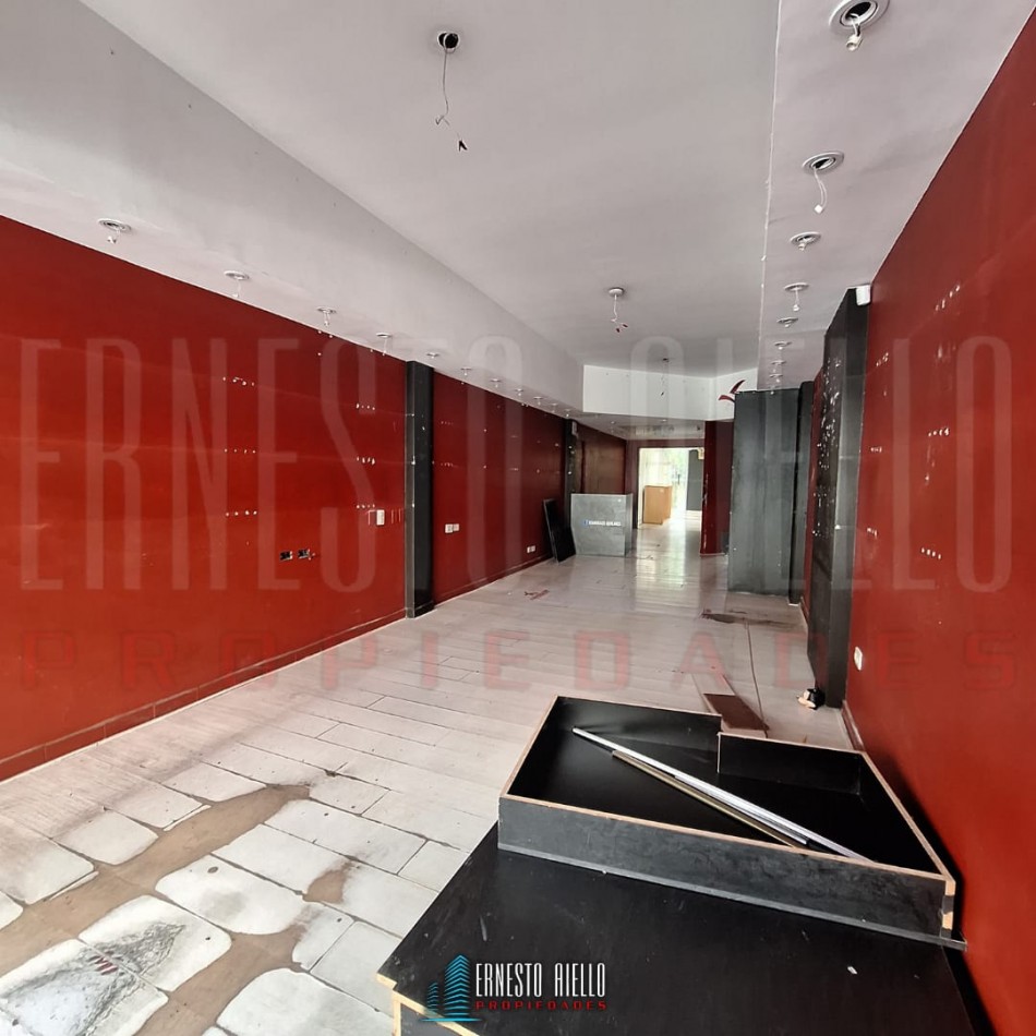 ALQUILER AMPLIO LOCAL COMERCIAL DE 100 MTS EN PLENO QUILMES CENTRO.