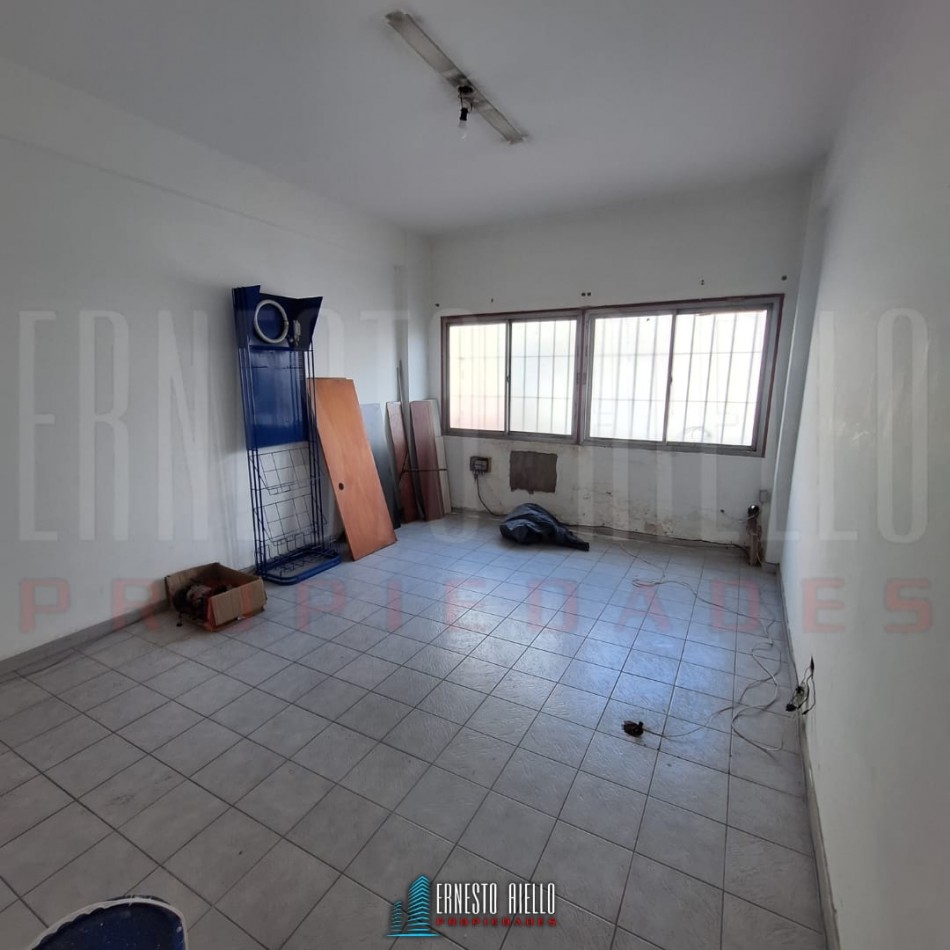 ALQUILER AMPLIO LOCAL COMERCIAL DE 100 MTS EN PLENO QUILMES CENTRO.