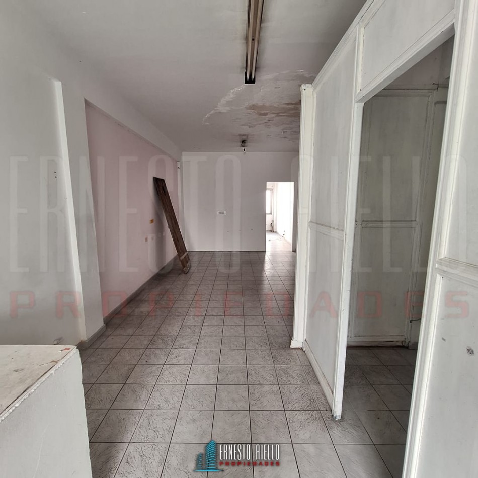 ALQUILER AMPLIO LOCAL COMERCIAL DE 100 MTS EN PLENO QUILMES CENTRO.