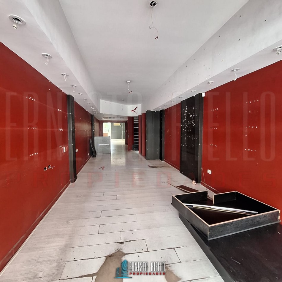 ALQUILER AMPLIO LOCAL COMERCIAL DE 100 MTS EN PLENO QUILMES CENTRO.