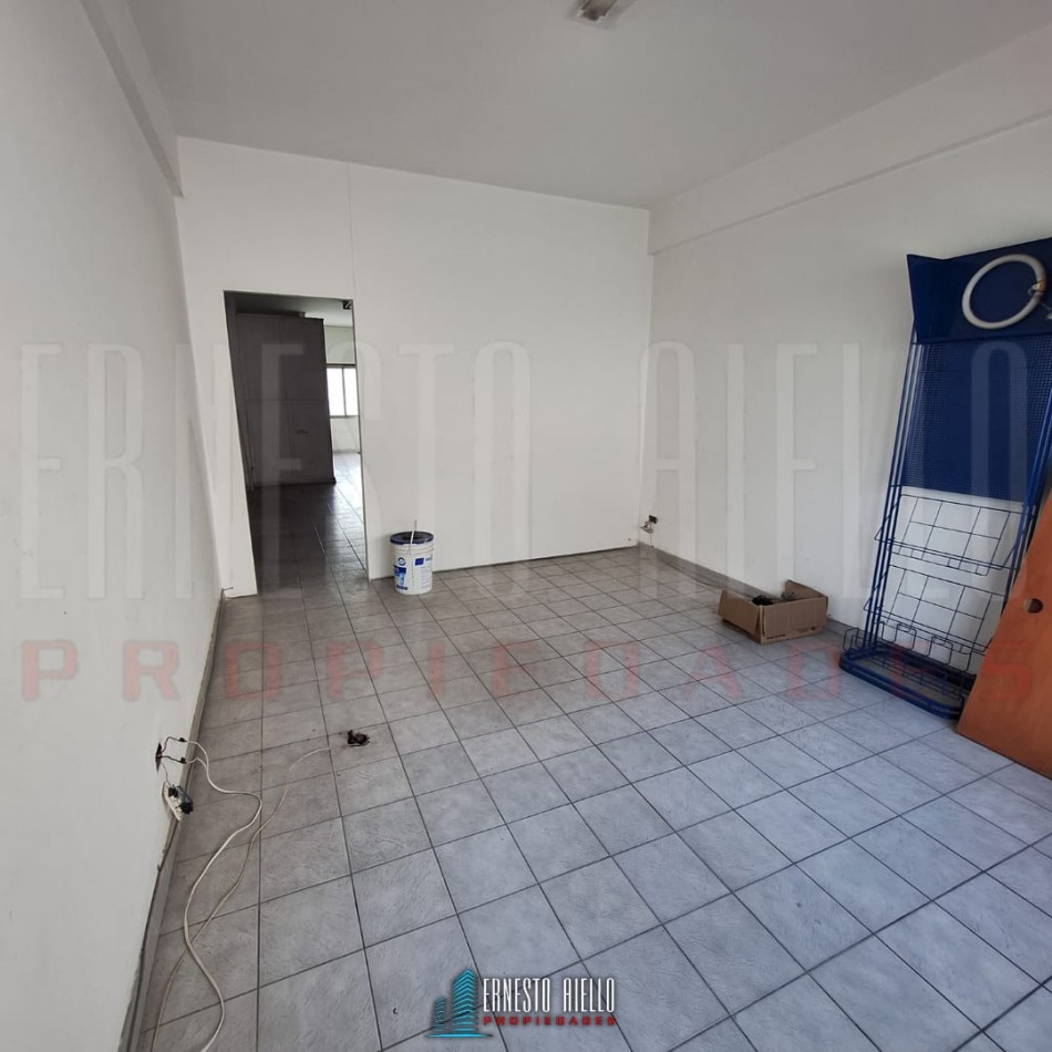 ALQUILER AMPLIO LOCAL COMERCIAL DE 100 MTS EN PLENO QUILMES CENTRO.
