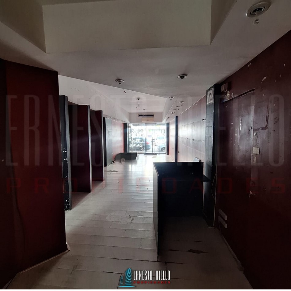 ALQUILER AMPLIO LOCAL COMERCIAL DE 100 MTS EN PLENO QUILMES CENTRO.