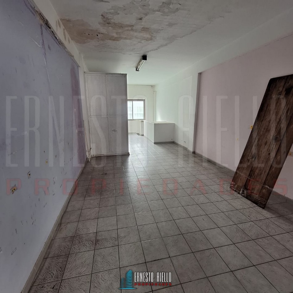 ALQUILER AMPLIO LOCAL COMERCIAL DE 100 MTS EN PLENO QUILMES CENTRO.