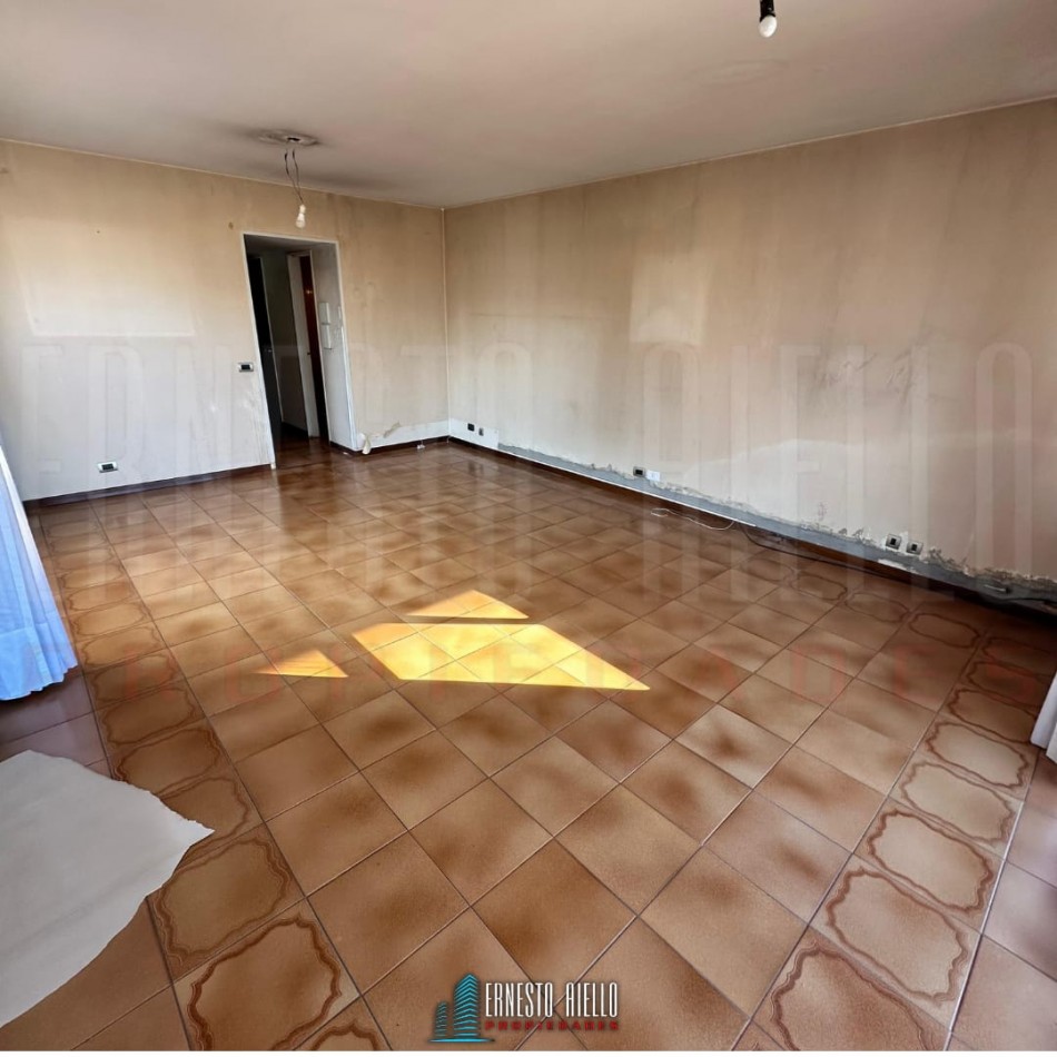 ALQUILER GRAN SEMIPISO DE 3 AMBIENTES CON COCHERA CUBIERTA, SUP TOT: 98M², DOBLE BALCON Y HERMOSAS VISTAS. 