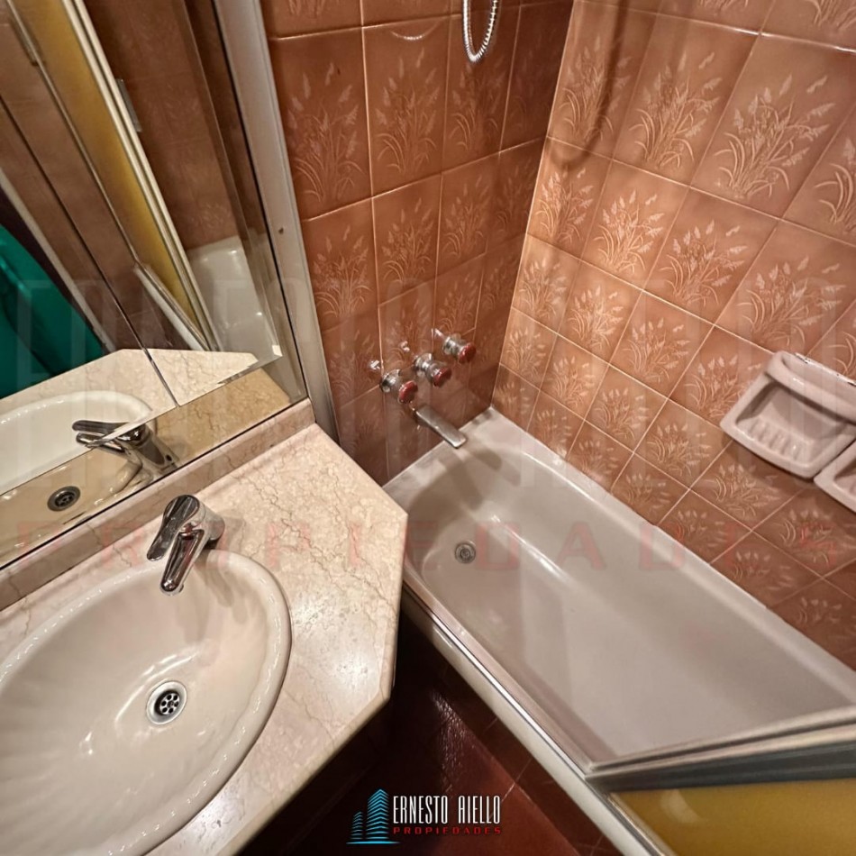 ALQUILER GRAN SEMIPISO DE 3 AMBIENTES CON COCHERA CUBIERTA, SUP TOT: 98M², DOBLE BALCON Y HERMOSAS VISTAS. 