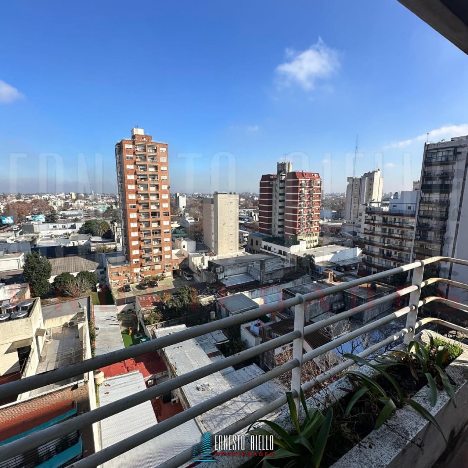 ALQUILER GRAN SEMIPISO DE 3 AMBIENTES CON COCHERA CUBIERTA, SUP TOT: 98M², DOBLE BALCON Y HERMOSAS VISTAS. 