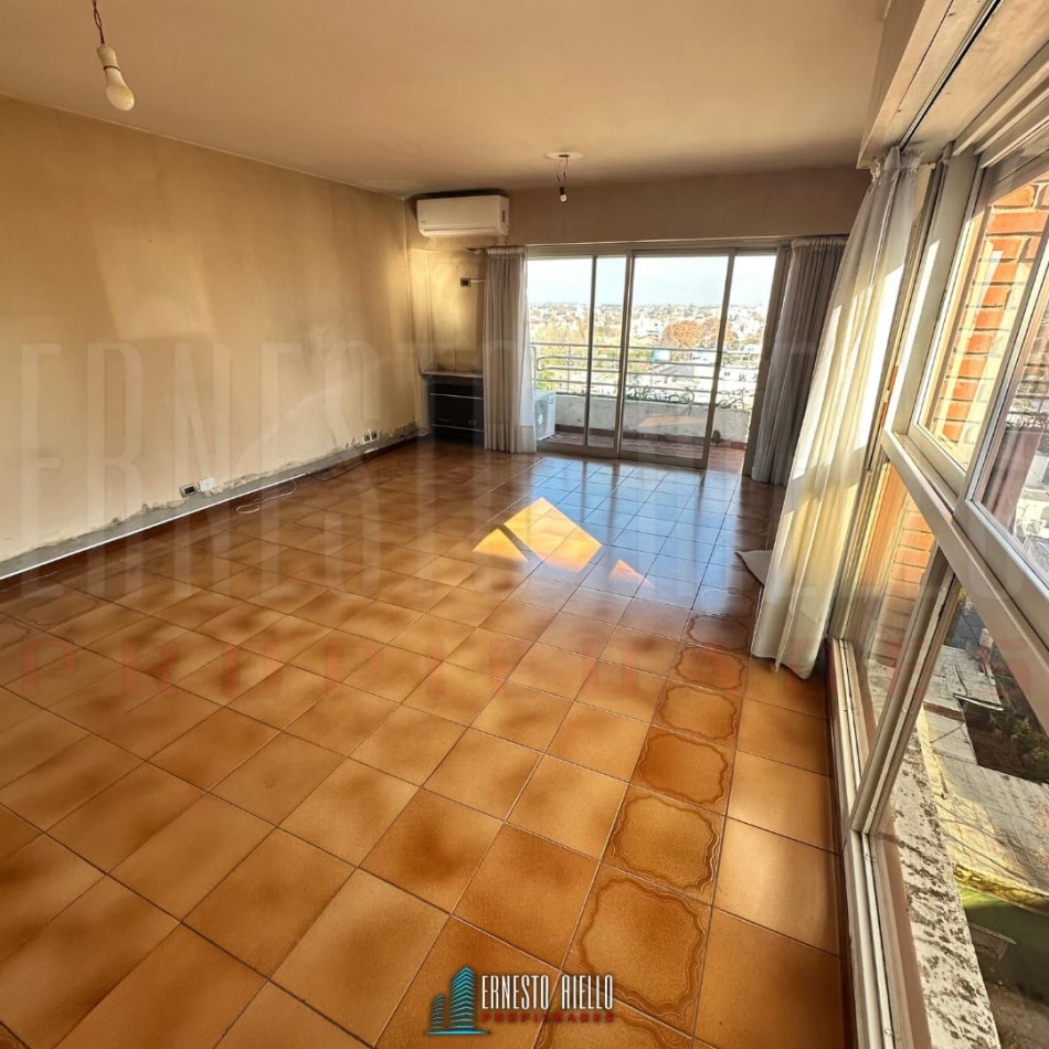 ALQUILER GRAN SEMIPISO DE 3 AMBIENTES CON COCHERA CUBIERTA, SUP TOT: 98M², DOBLE BALCON Y HERMOSAS VISTAS. 