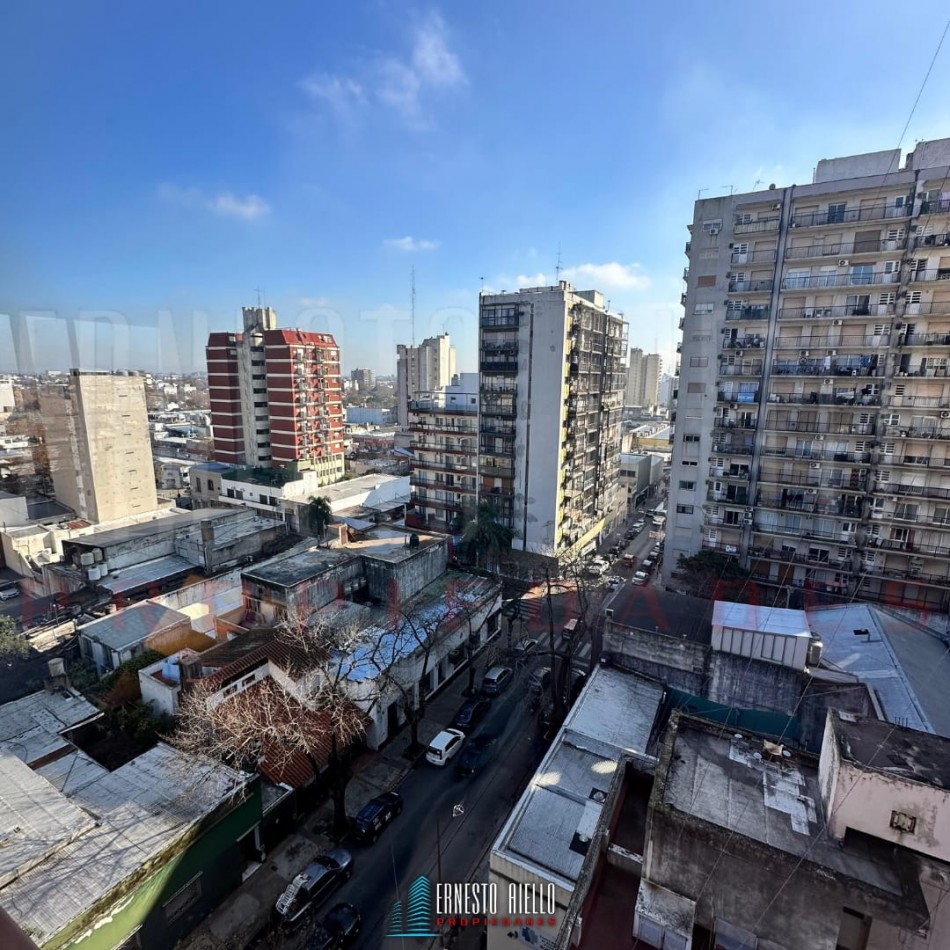 ALQUILER GRAN SEMIPISO DE 3 AMBIENTES CON COCHERA CUBIERTA, SUP TOT: 98M², DOBLE BALCON Y HERMOSAS VISTAS. 