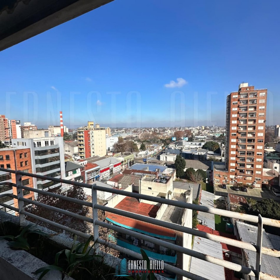 ALQUILER GRAN SEMIPISO DE 3 AMBIENTES CON COCHERA CUBIERTA, SUP TOT: 98M², DOBLE BALCON Y HERMOSAS VISTAS. 