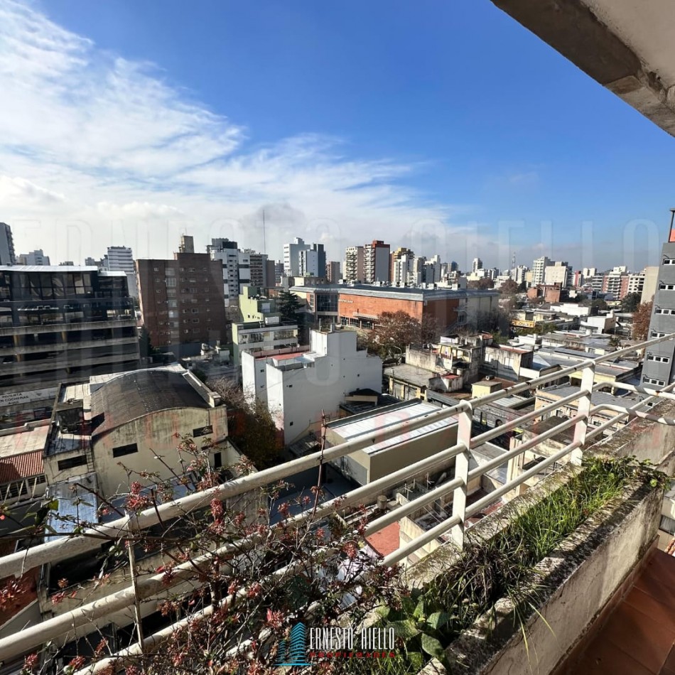 ALQUILER GRAN SEMIPISO DE 3 AMBIENTES CON COCHERA CUBIERTA, SUP TOT: 98M², DOBLE BALCON Y HERMOSAS VISTAS. 