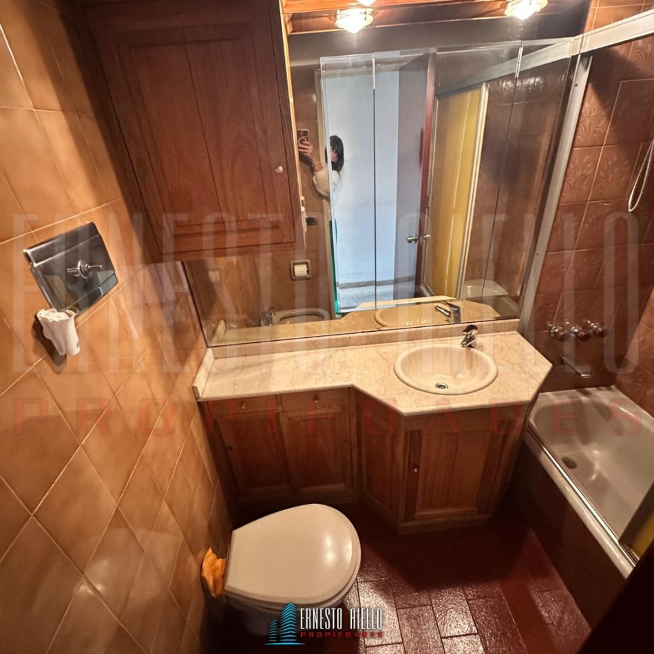 ALQUILER GRAN SEMIPISO DE 3 AMBIENTES CON COCHERA CUBIERTA, SUP TOT: 98M², DOBLE BALCON Y HERMOSAS VISTAS. 