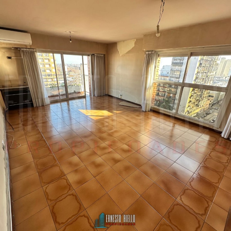 ALQUILER GRAN SEMIPISO DE 3 AMBIENTES CON COCHERA CUBIERTA, SUP TOT: 98M², DOBLE BALCON Y HERMOSAS VISTAS. 