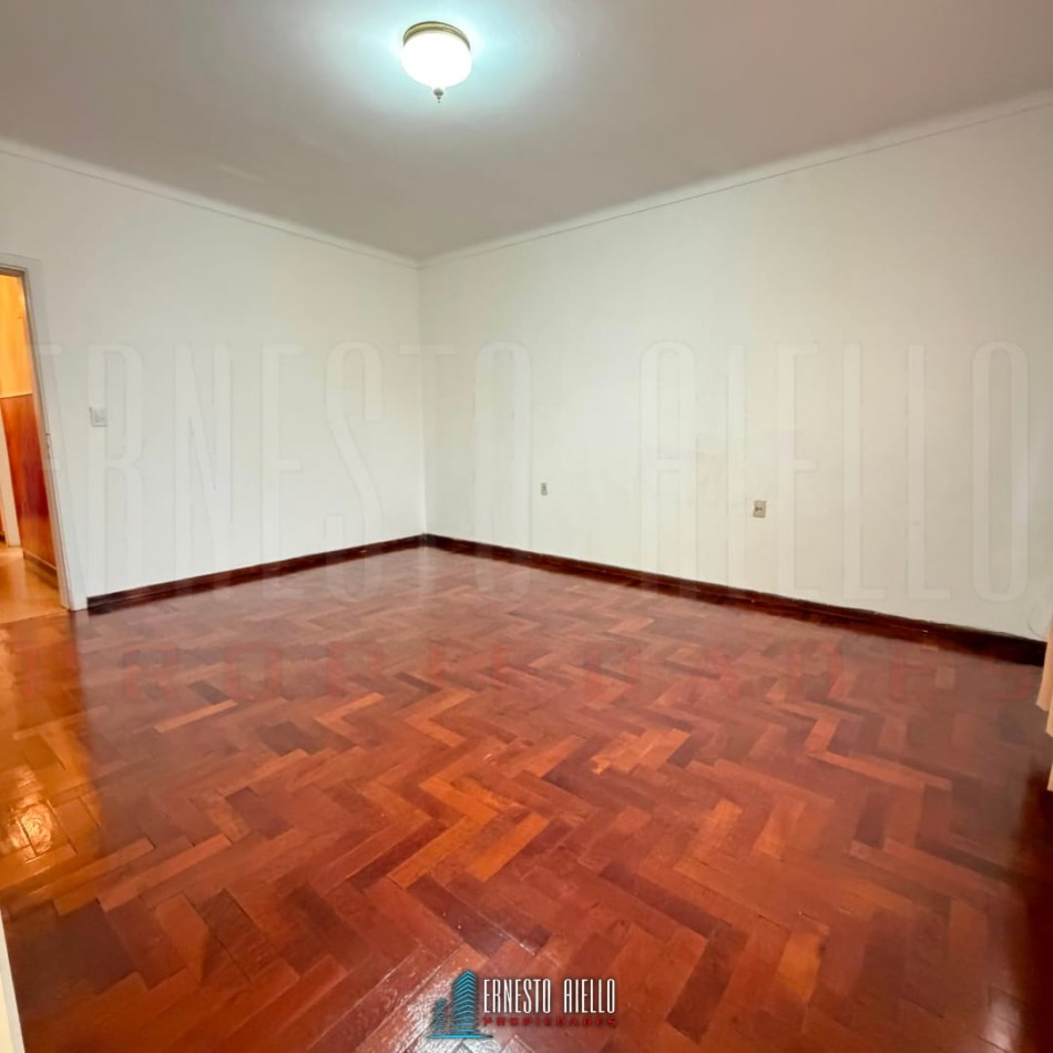 ALQUILER DEPARTAMENTO TIPO PH EN P.A 1° PISO POR ESCALERA DE 3 AMBIENTES CON PATIO, TERRAZA Y BALCON PARA USO PROFESIONAL.