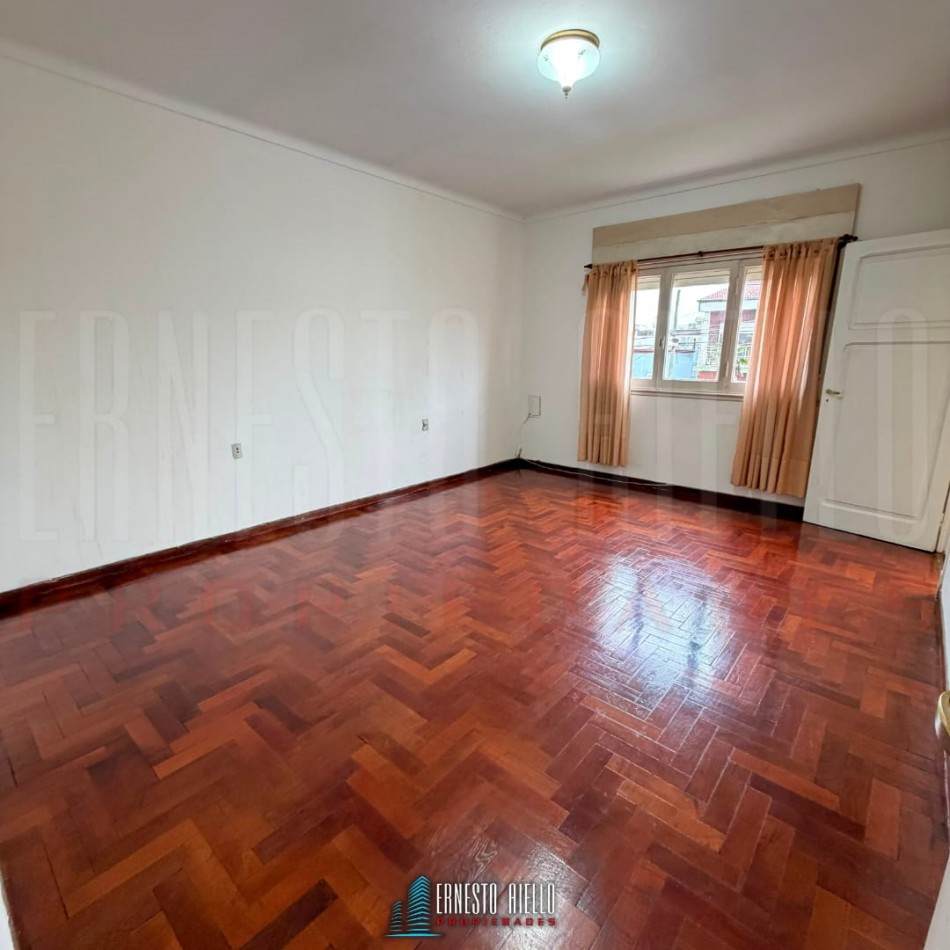 ALQUILER DEPARTAMENTO TIPO PH EN P.A 1° PISO POR ESCALERA DE 3 AMBIENTES CON PATIO, TERRAZA Y BALCON PARA USO PROFESIONAL.