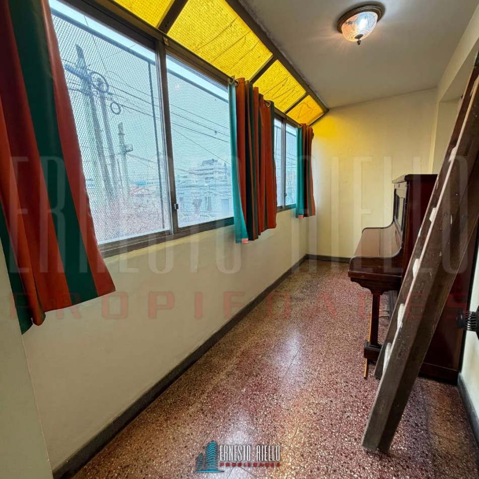 ALQUILER DEPARTAMENTO TIPO PH EN P.A 1° PISO POR ESCALERA DE 3 AMBIENTES CON PATIO, TERRAZA Y BALCON PARA USO PROFESIONAL.