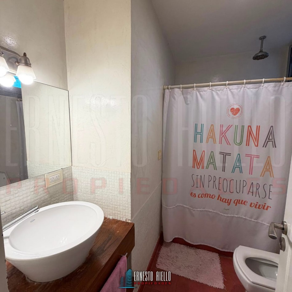 ALQUILER HERMOSA CASA DE 4 AMBIENTES Y ESTUDIO CON PATIO Y COCHERA EN QUILMES CENTRO.