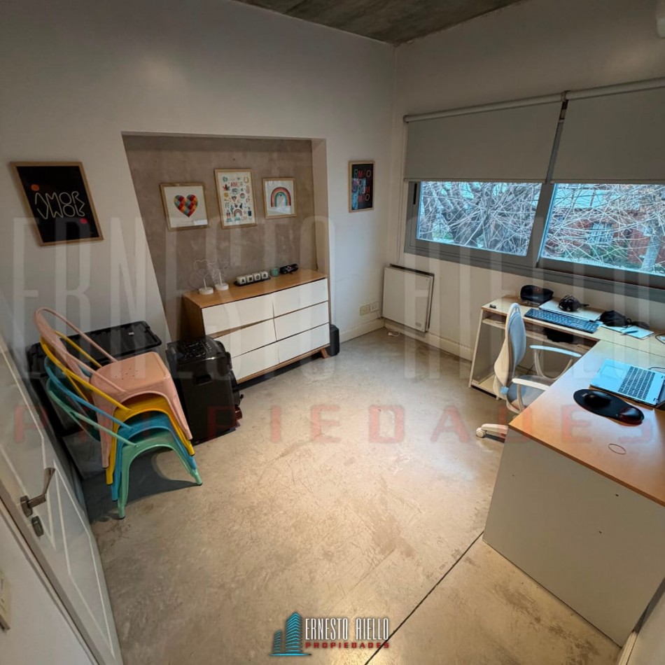 ALQUILER HERMOSA CASA DE 4 AMBIENTES Y ESTUDIO CON PATIO Y COCHERA EN QUILMES CENTRO.