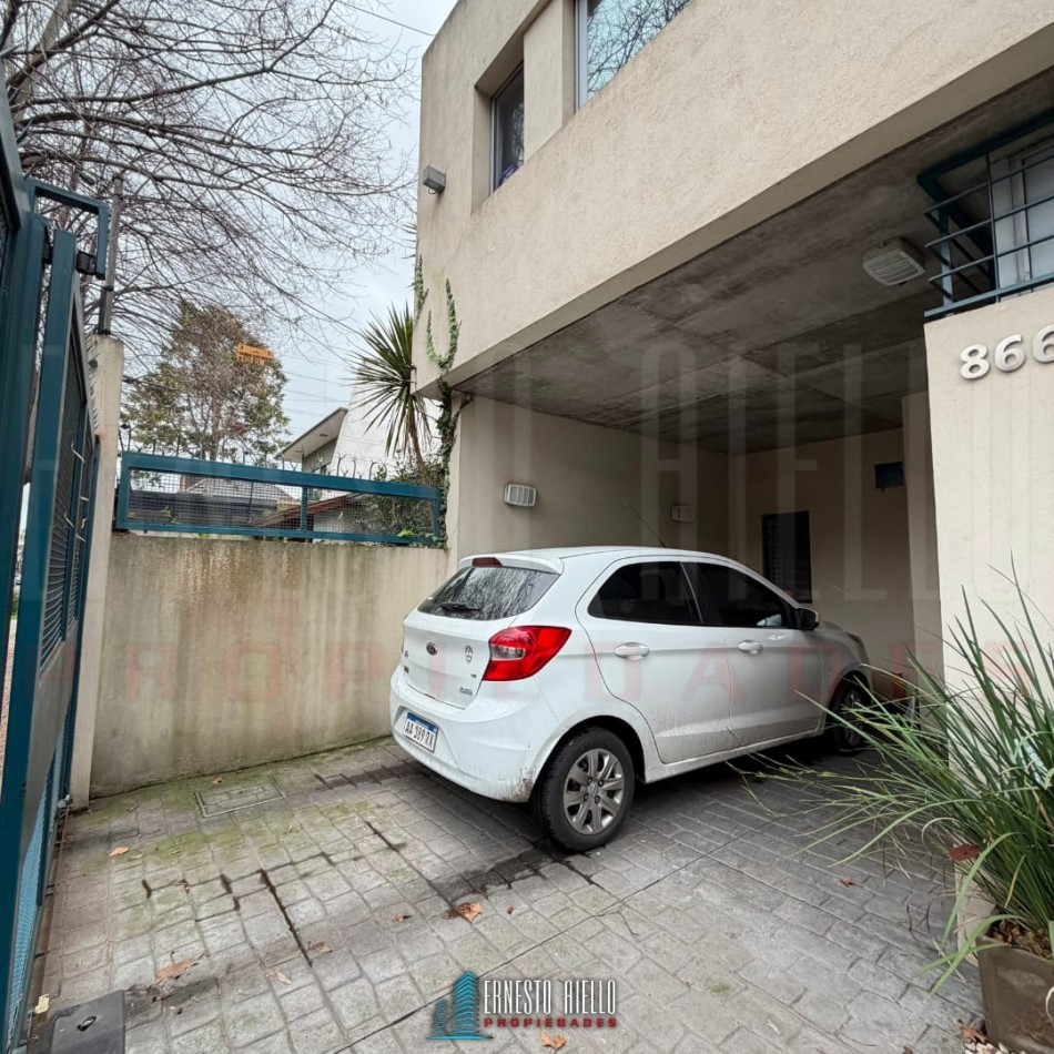 ALQUILER HERMOSA CASA DE 4 AMBIENTES Y ESTUDIO CON PATIO Y COCHERA EN QUILMES CENTRO.