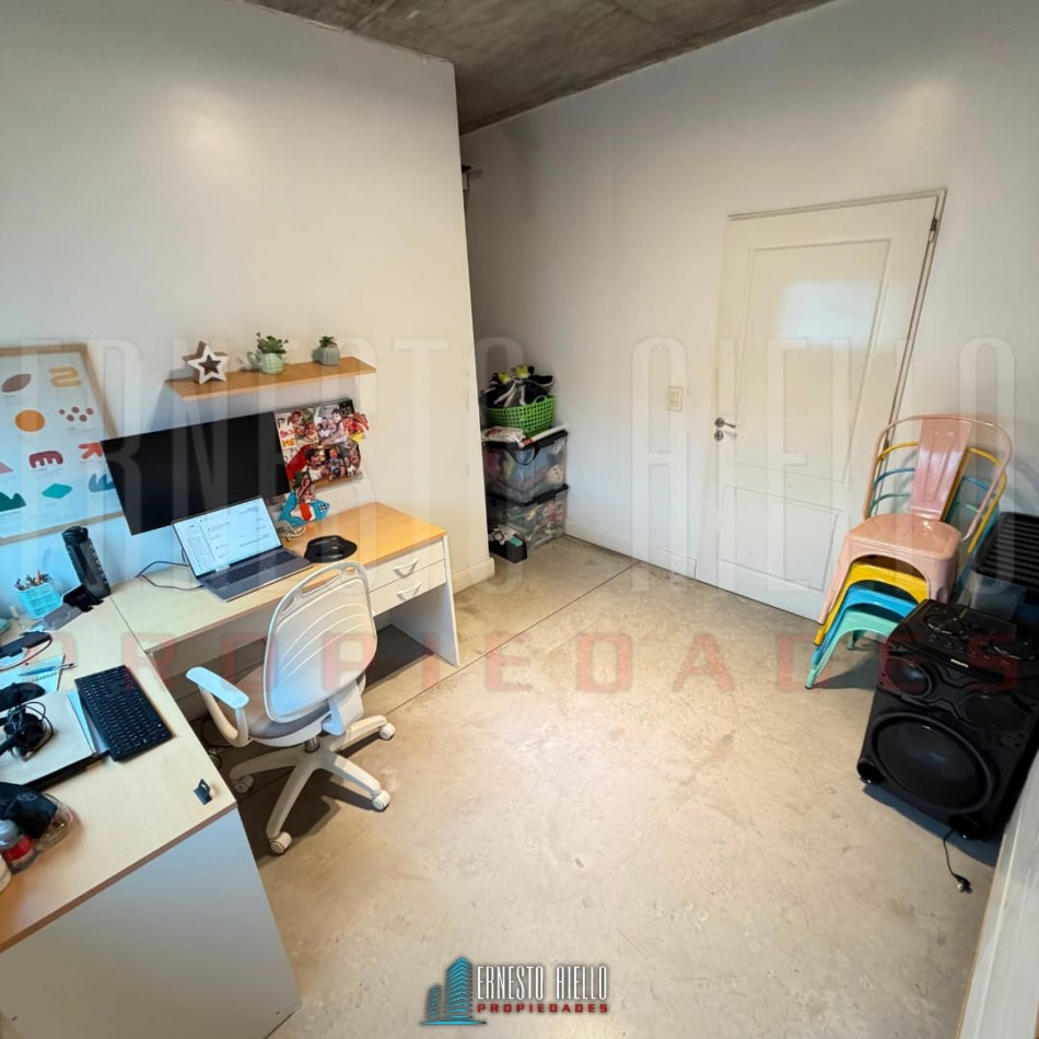 ALQUILER HERMOSA CASA DE 4 AMBIENTES Y ESTUDIO CON PATIO Y COCHERA EN QUILMES CENTRO.