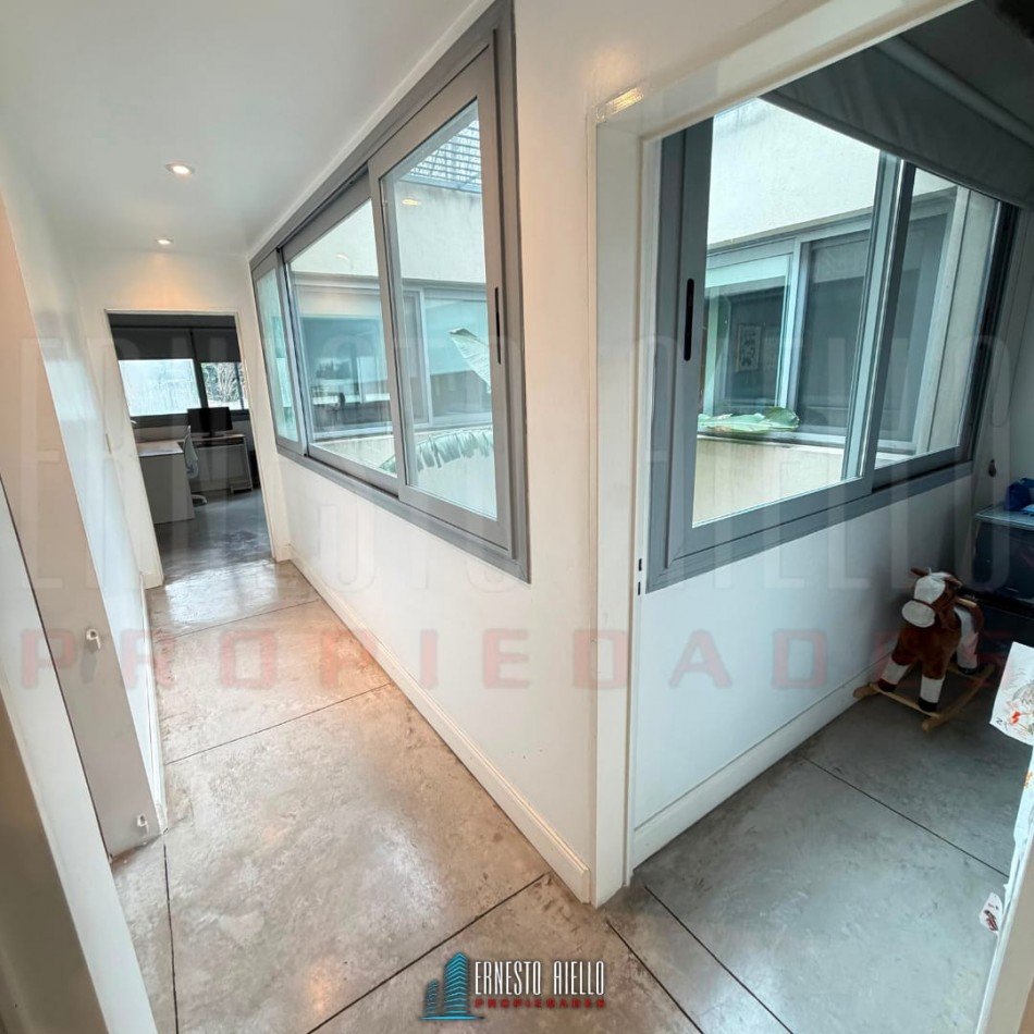 ALQUILER HERMOSA CASA DE 4 AMBIENTES Y ESTUDIO CON PATIO Y COCHERA EN QUILMES CENTRO.